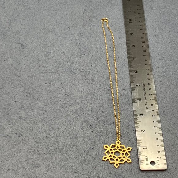 Kelly Waters Snowflake Pendant Pewter Necklace Gold Textured Delicate Chain Wint - Picture 13 of 13